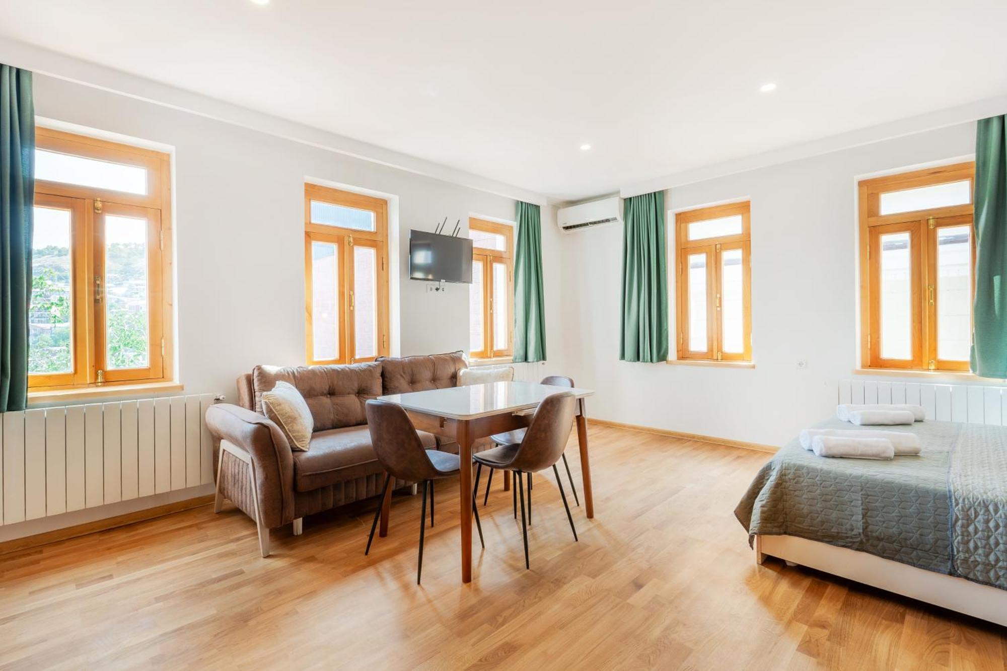 Guli Of Tbilisi - River View Duplex Apartment In Historic City Center Esterno foto