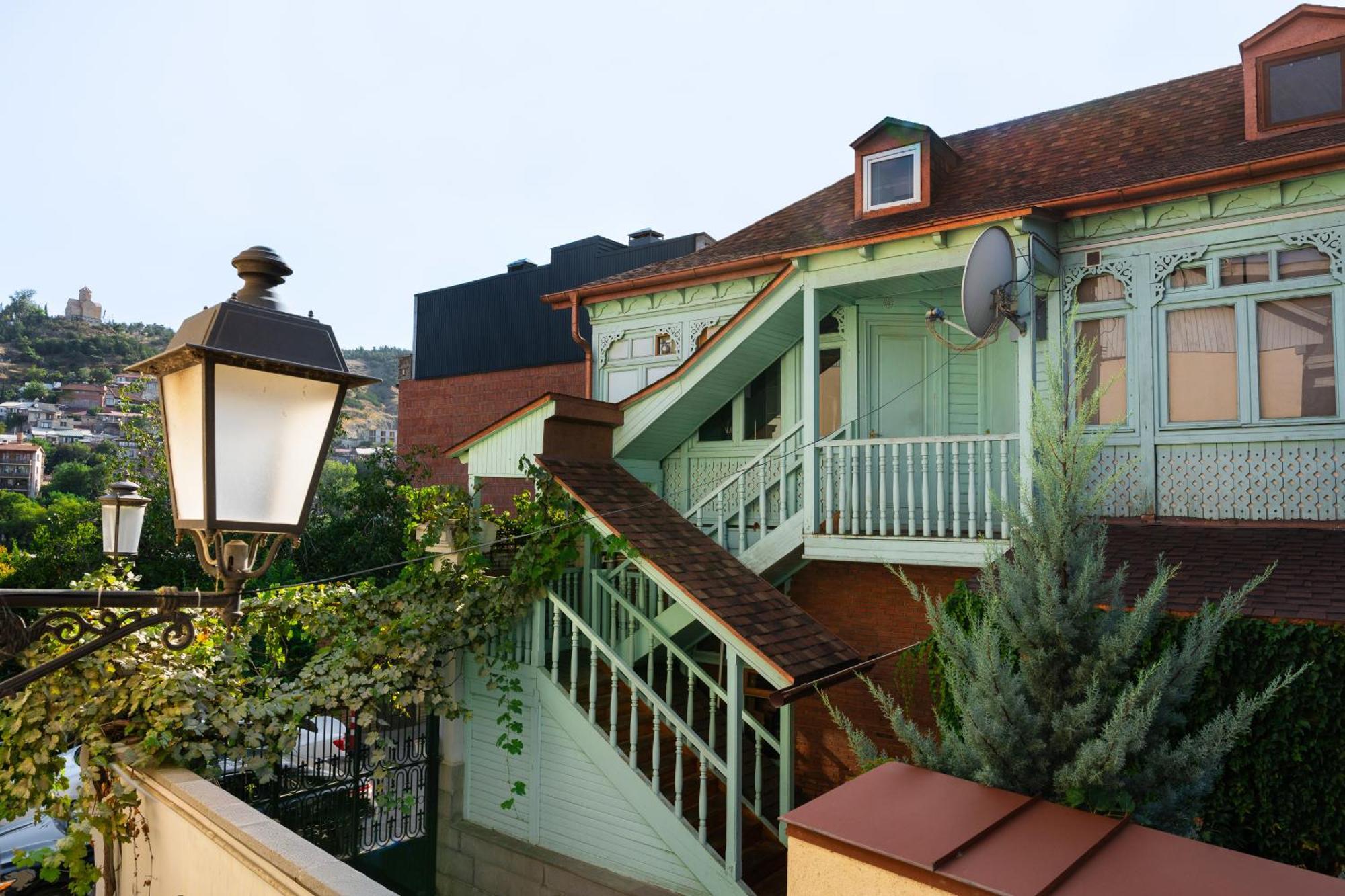 Guli Of Tbilisi - River View Duplex Apartment In Historic City Center Esterno foto