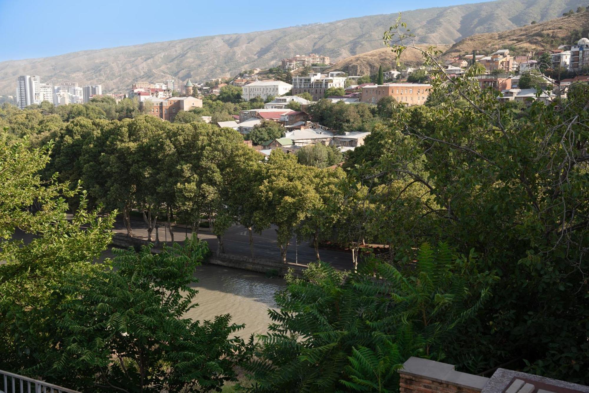 Guli Of Tbilisi - River View Duplex Apartment In Historic City Center Esterno foto
