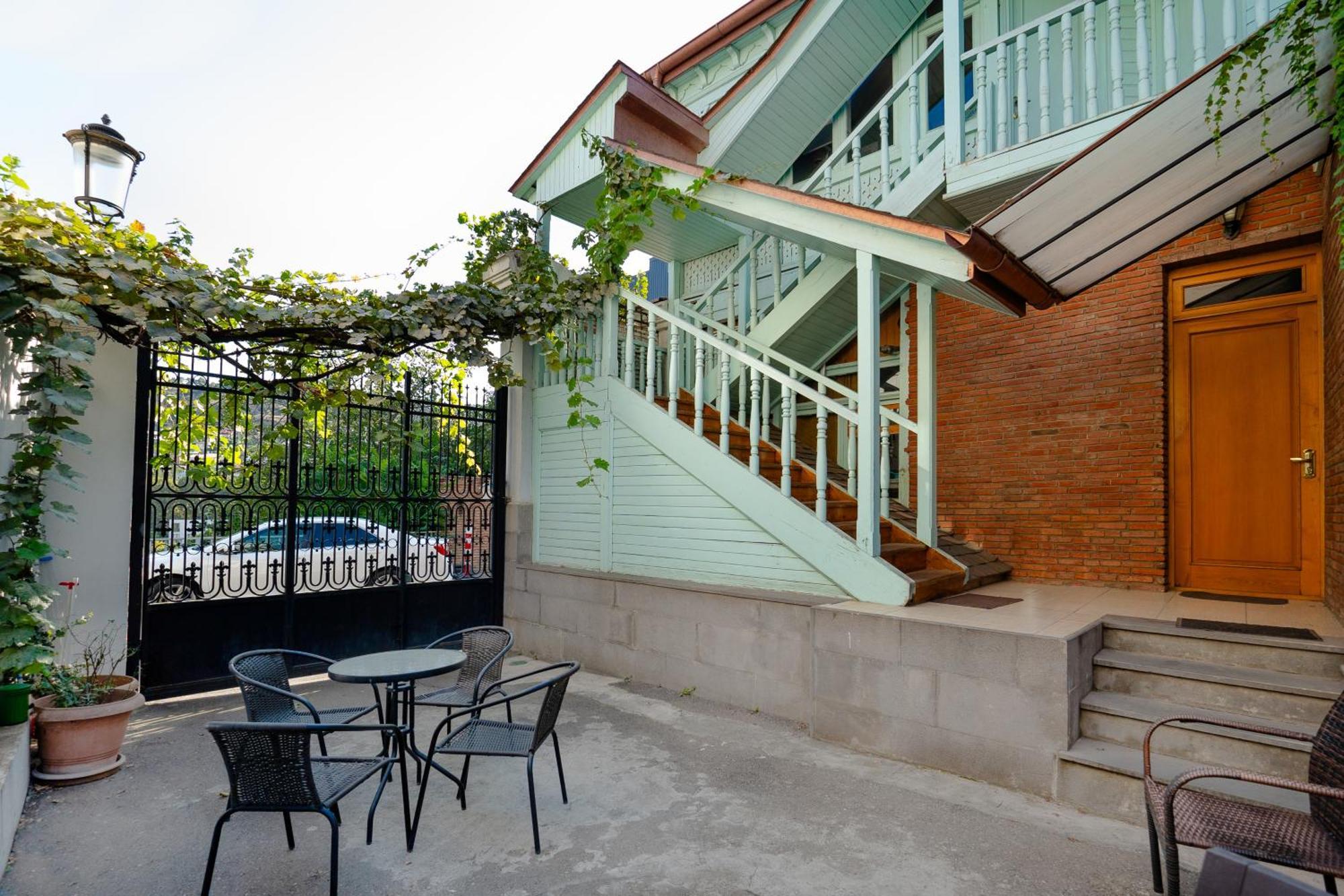 Guli Of Tbilisi - River View Duplex Apartment In Historic City Center Esterno foto
